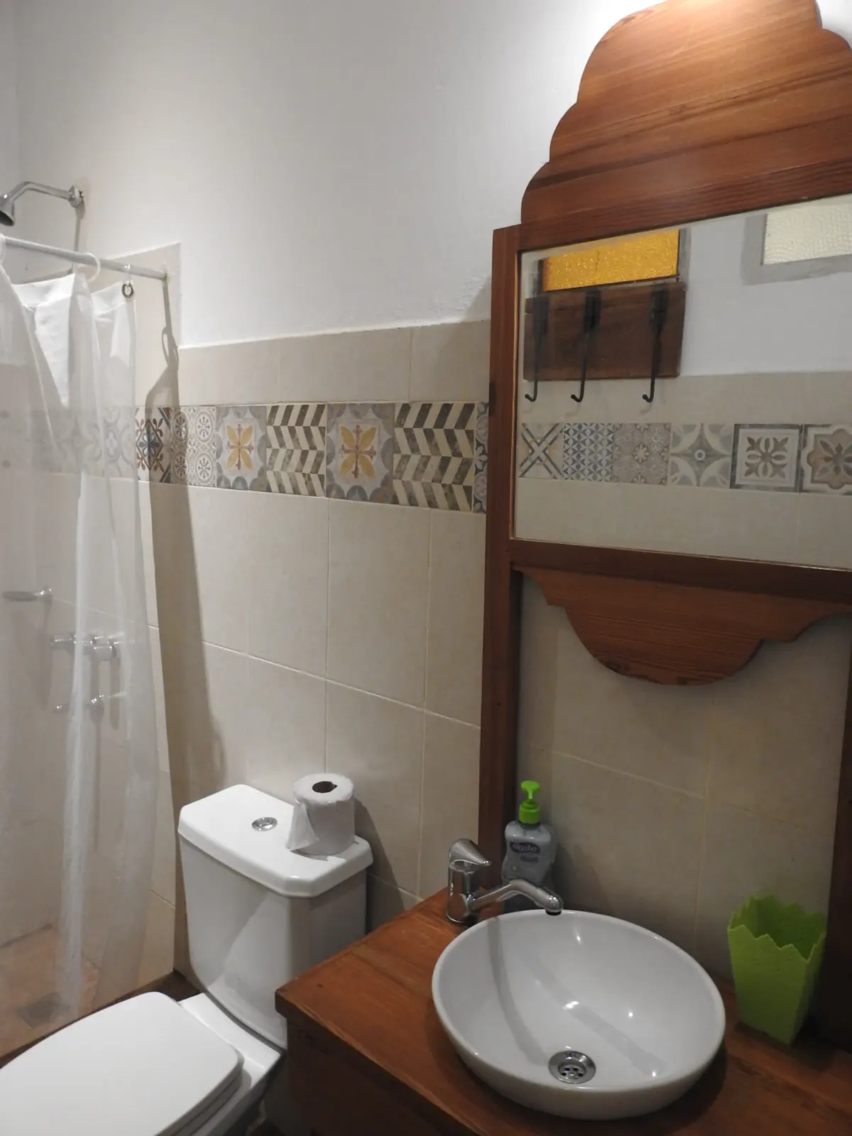 Baño privado con azulejos y lavatorio de loza